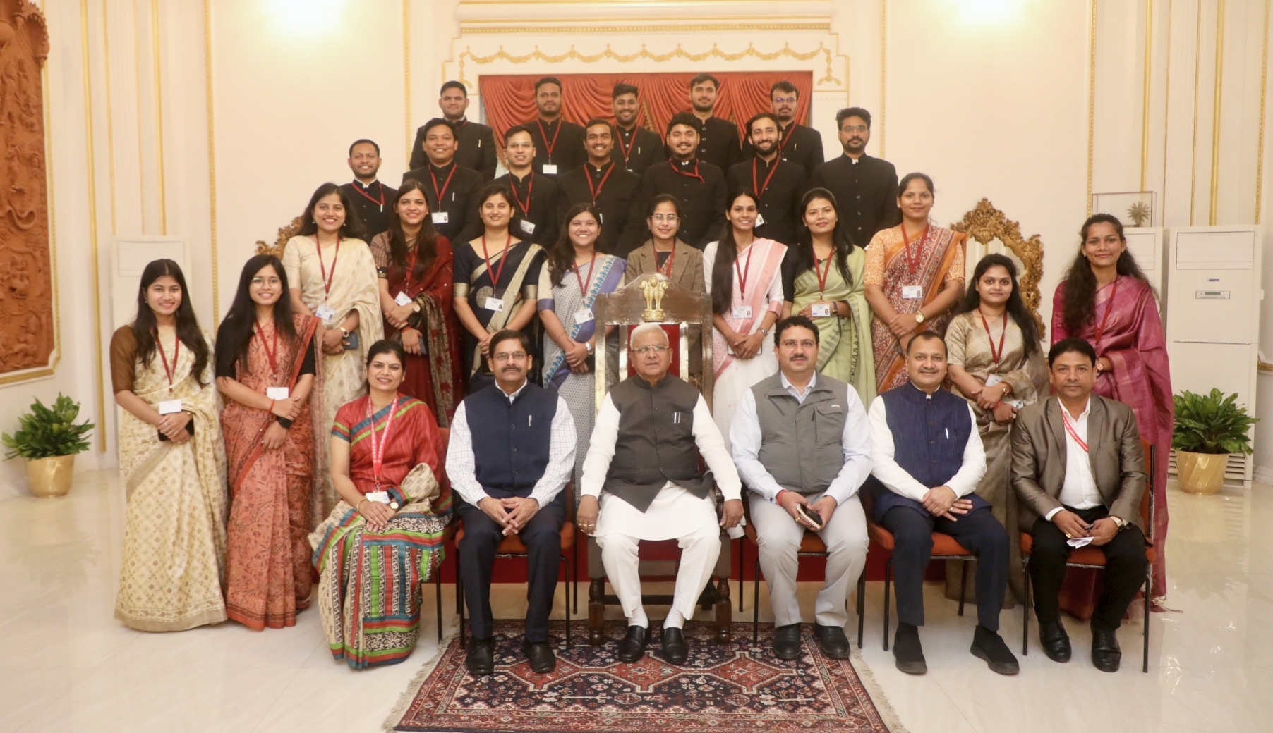 माननीय राज्यपाल श्री मंगू भाई पटेल से परिवीक्षाधीन उप जिलाध्यक्षों की सौजन्य भेंट